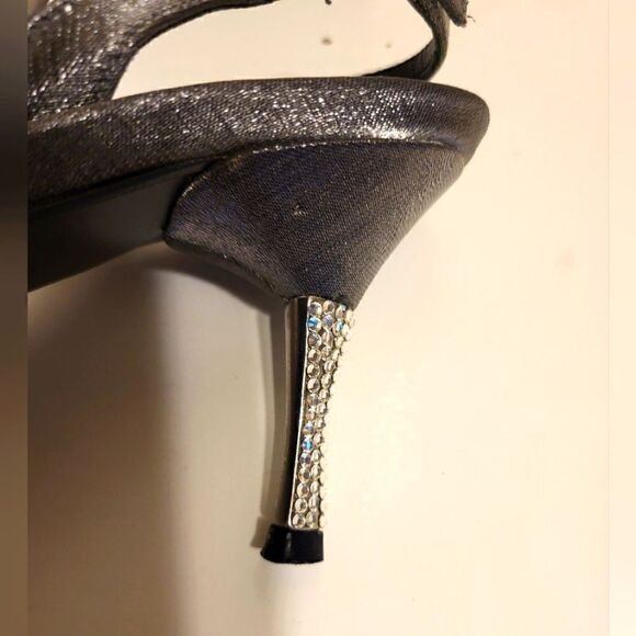 Stuart Weitzman Pewter Silk w/Swarovski Crystal Heels Pumps sz.7 Ret $345 EUC - Picture 4 of 9